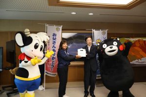 ちちの日に牛乳を贈ろう　熊本県知事贈呈