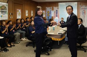 ちちの日に牛乳を贈ろう　九州農政局長贈呈